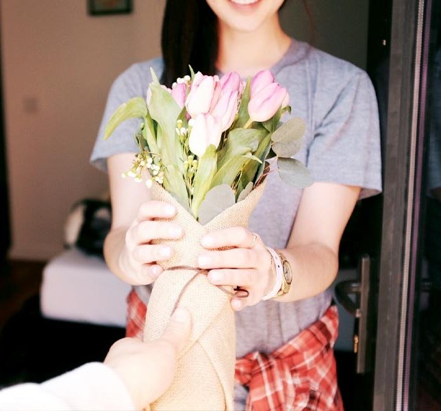 ถ่ายรูปกับช่อดอกไม้แบบให้คนที่ให้ดอกไม้ยืนมือมาในรูปด้วยได้ฟิลสุดๆ